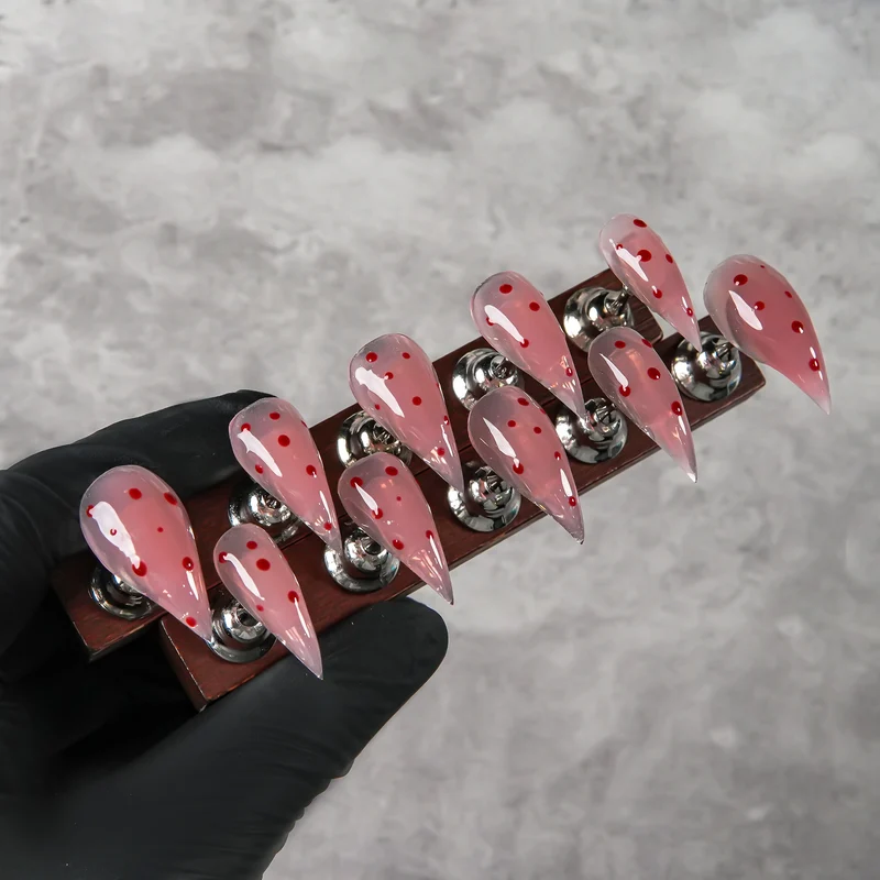 Künstlerische Stiletto Press-On Nageltipps