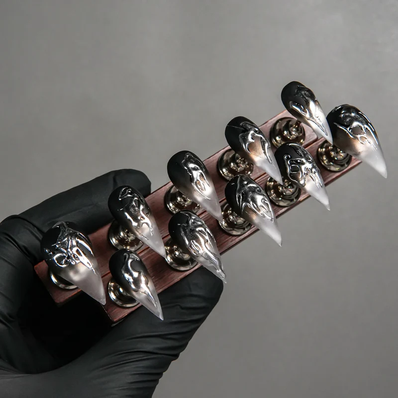 Künstlerisches Stilett-Press-On-Nagelset mit einzigartigem gotischem Design