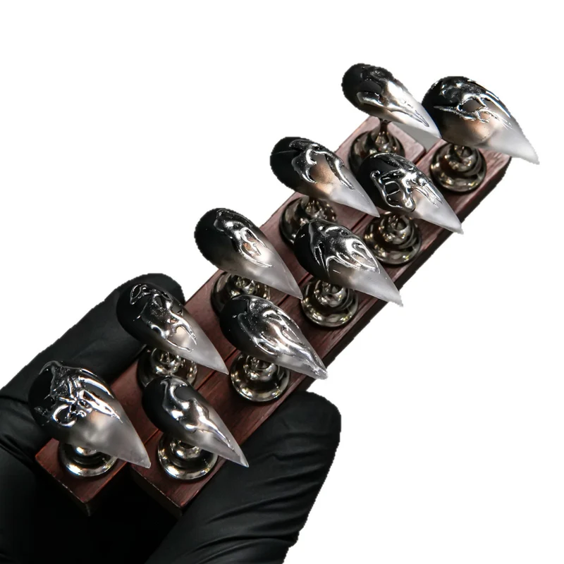 Künstlerisches Stilett-Press-On-Nagelset mit einzigartigem gotischem Design