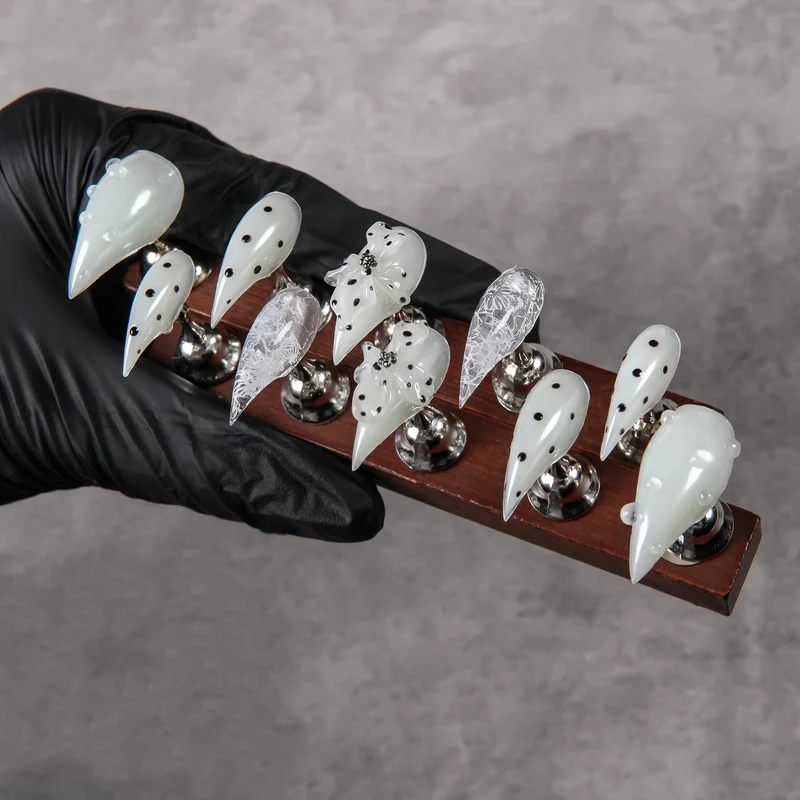 Künstlerisches Stiletto Press-On Nagelset mit einzigartigen Designs