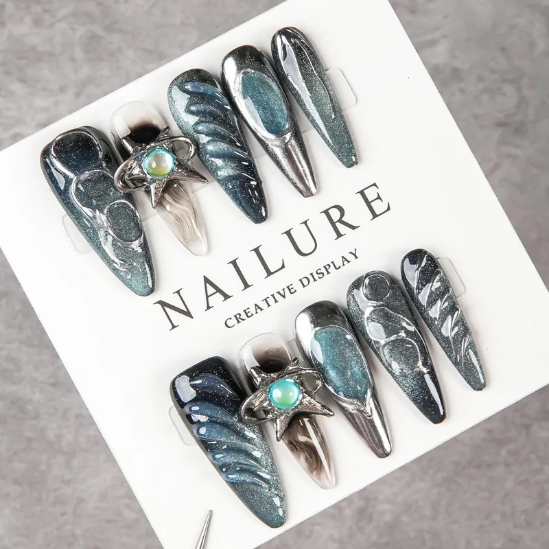 Künstlerisches Stiletto Press-On Nagelset mit einzigartigen Designs