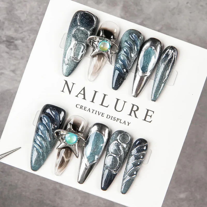 Künstlerisches Stiletto Press-On Nagelset mit einzigartigen Designs
