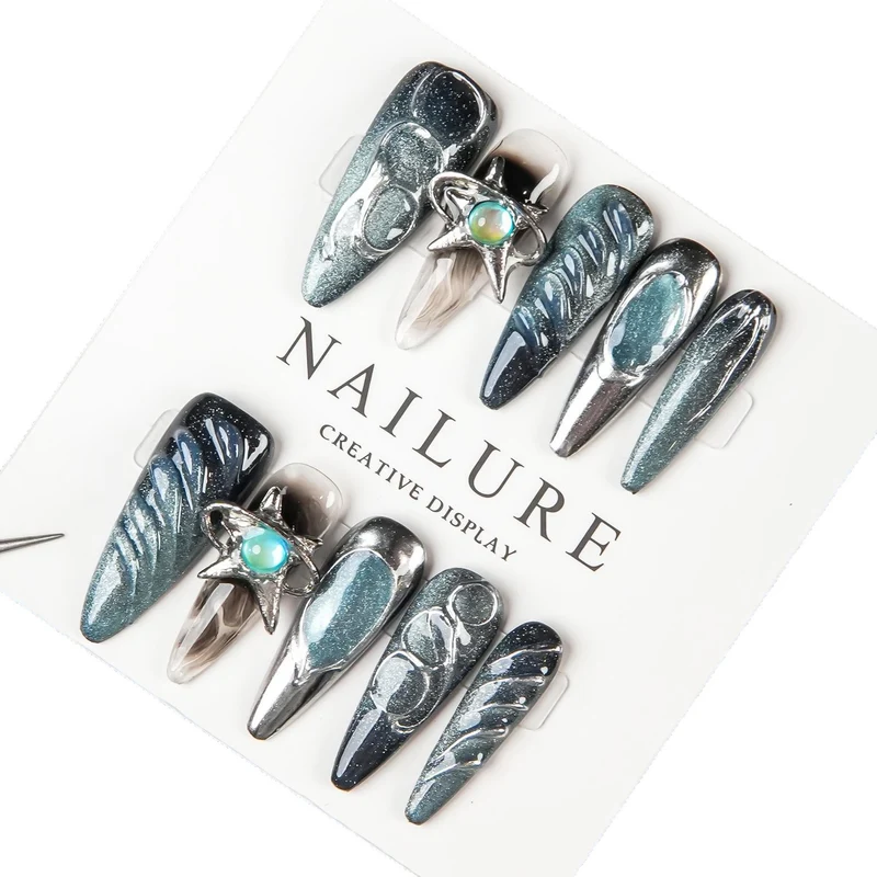 Künstlerisches Stiletto Press-On Nagelset mit einzigartigen Designs
