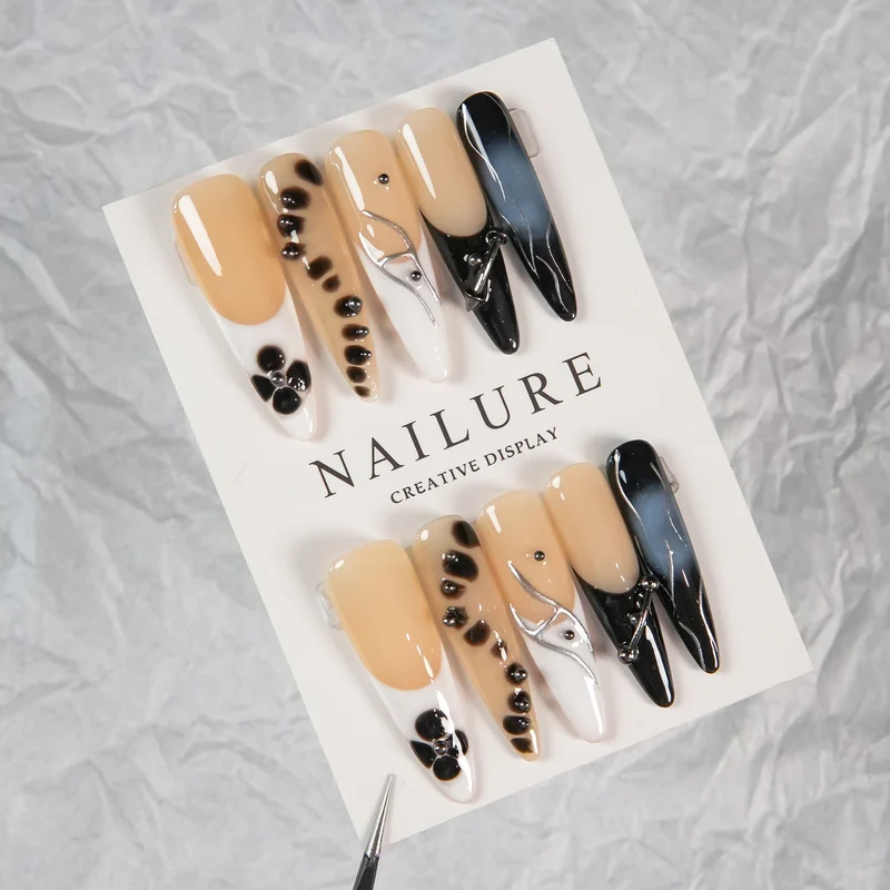 Künstlerische Stiletto Press-On Nägel mit einzigartiger Musterung