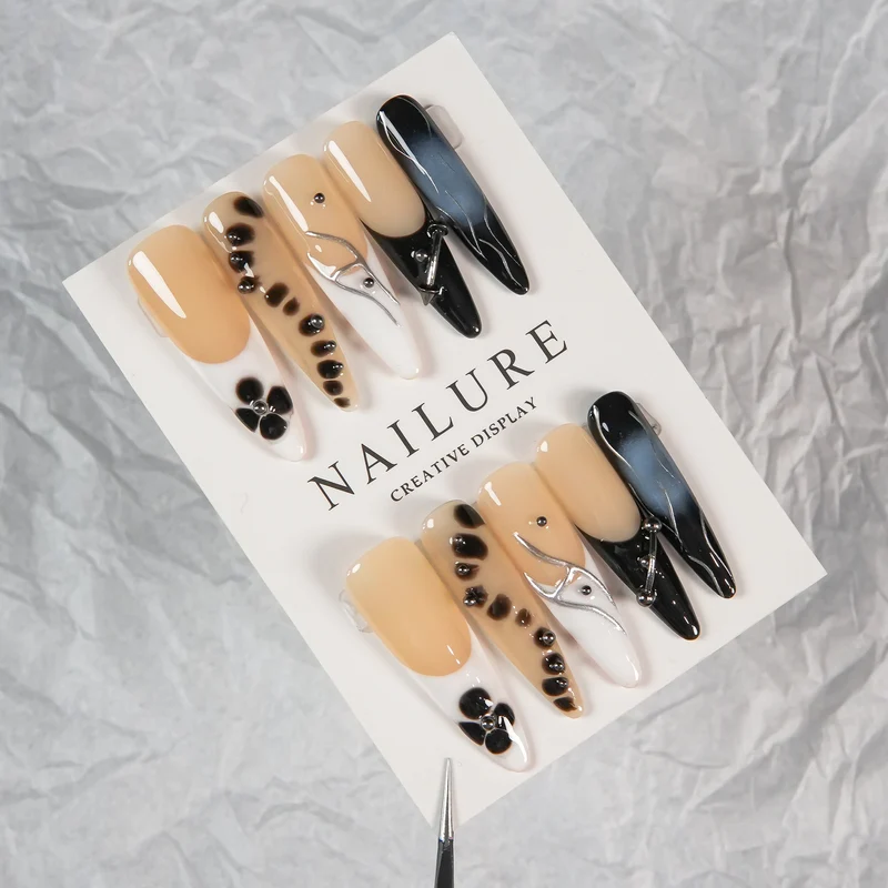 Künstlerische Stiletto Press-On Nägel mit einzigartiger Musterung