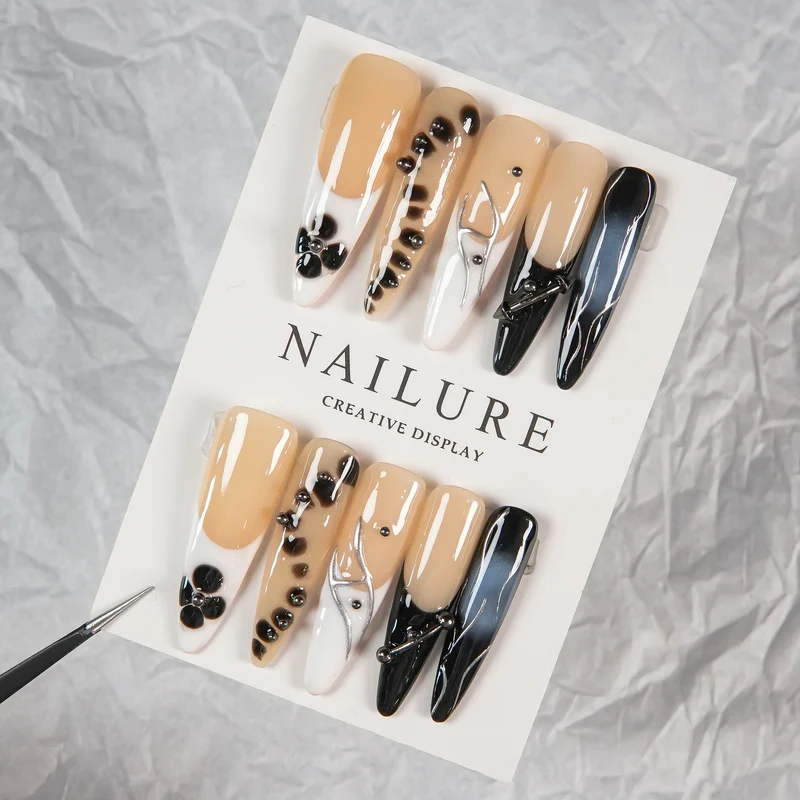 Künstlerische Stiletto Press-On Nägel mit einzigartiger Musterung