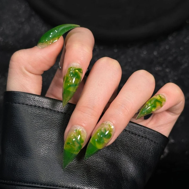 Künstlerische Stiletto Press-On Nägel mit einzigartigem Marmor Design