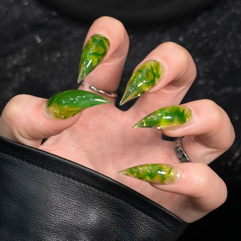 Künstlerische Stiletto Press-On Nägel mit einzigartigem Marmor Design