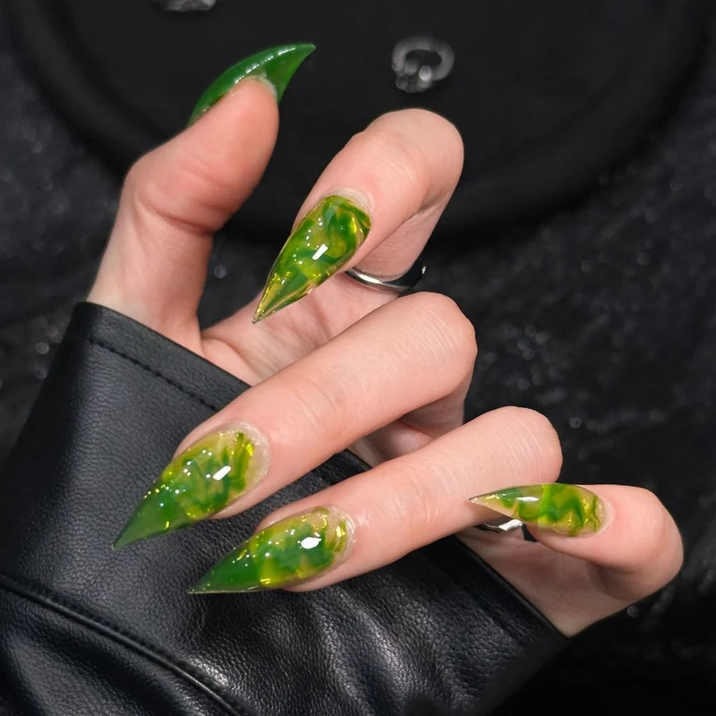 Künstlerische Stiletto Press-On Nägel mit einzigartigem Marmor Design