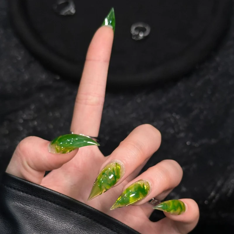 Künstlerische Stiletto Press-On Nägel mit einzigartigem Marmor Design