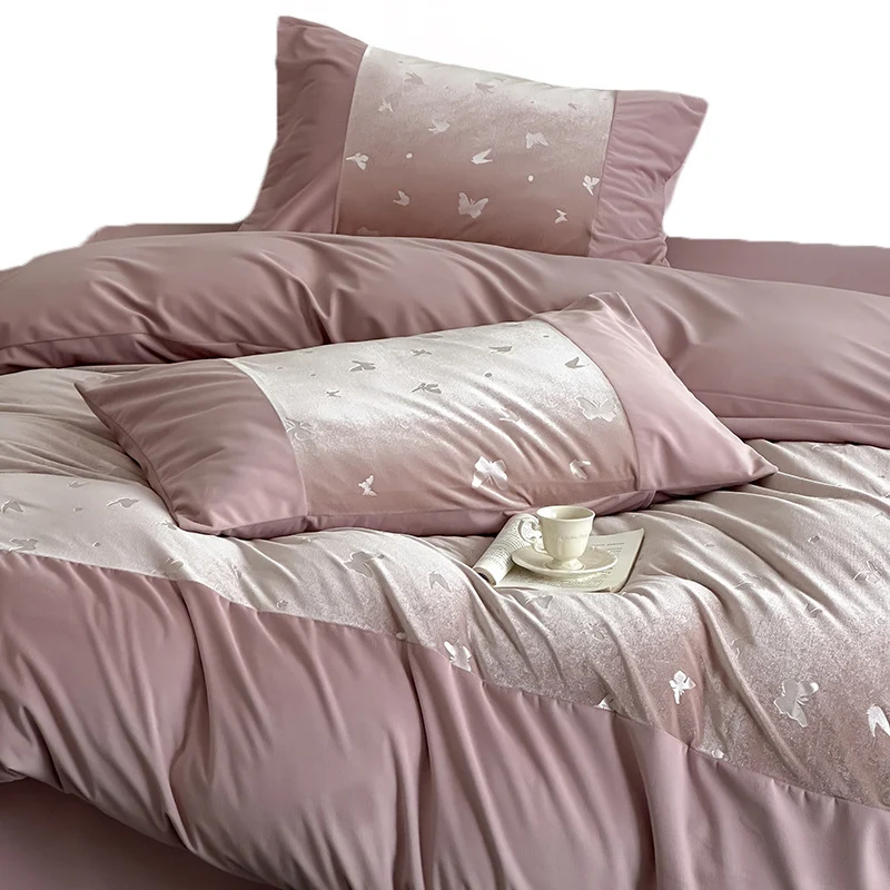 Luxuriöse Bettwäschegarnitur mit seidenmattem Finish und Schmetterlingsjacquard