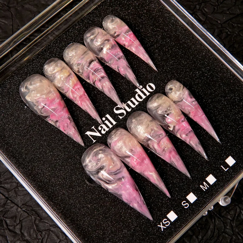 Künstlerisches Stiletto Press-On Nagelset mit Marmor-Finish