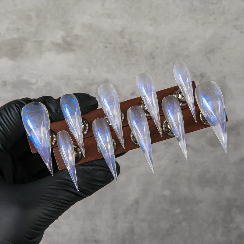 Künstlerisches Stiletto Press-On Nagelset mit iridiszierendem Finish