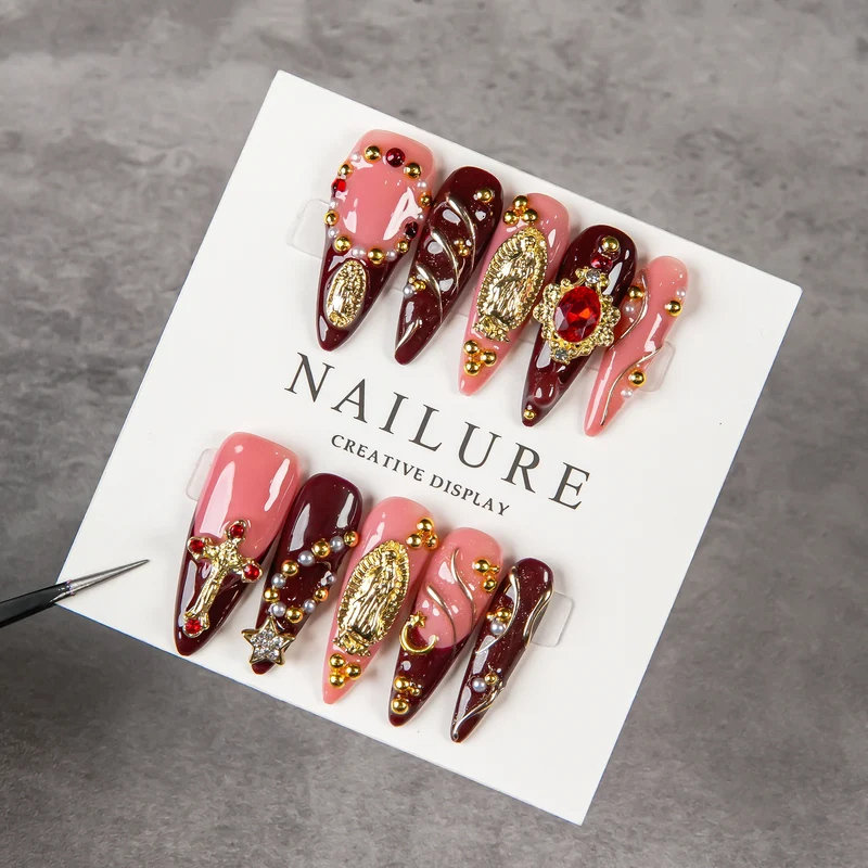 Künstlerisches Stiletto Press-On Nagelset mit Edelsteinakzenten