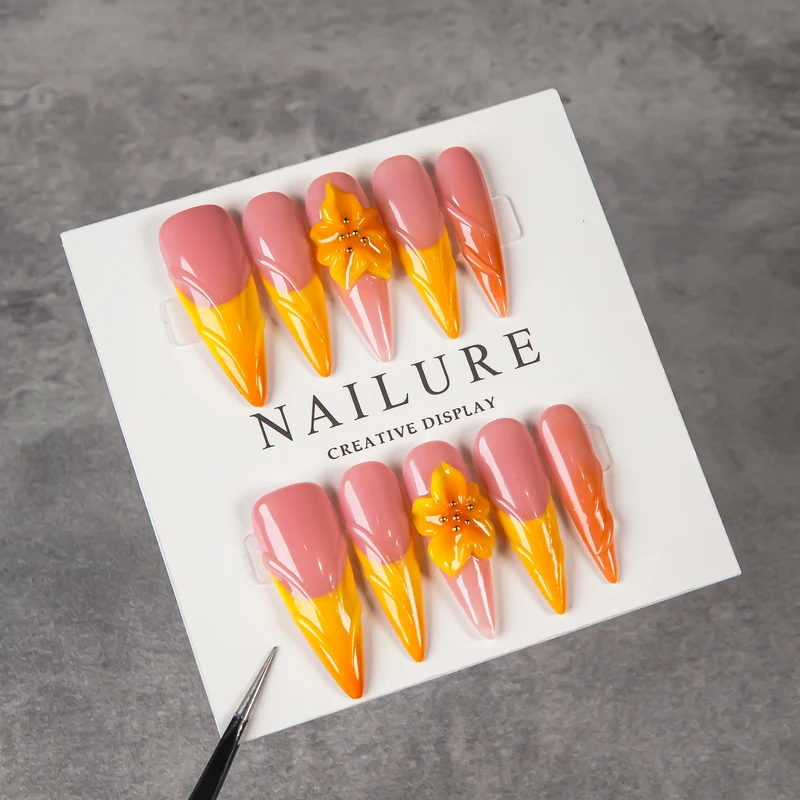 Künstlerisches Stiletto Press-On Nagelset mit Blumenakzenten