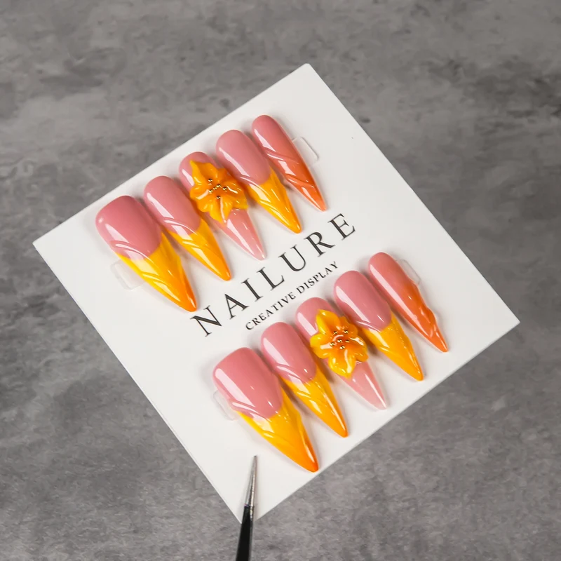 Künstlerisches Stiletto Press-On Nagelset mit Blumenakzenten