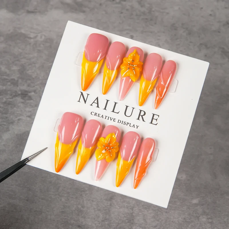 Künstlerisches Stiletto Press-On Nagelset mit Blumenakzenten