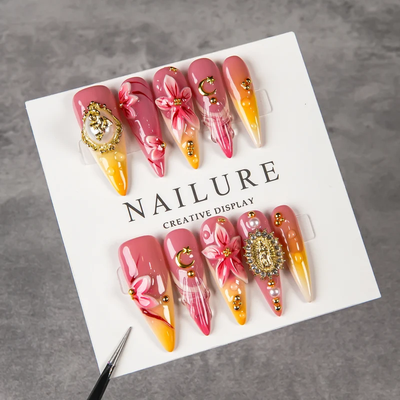Künstlerisches Stiletto Press-On Nail Set mit floralen und Juwel-Akzenten
