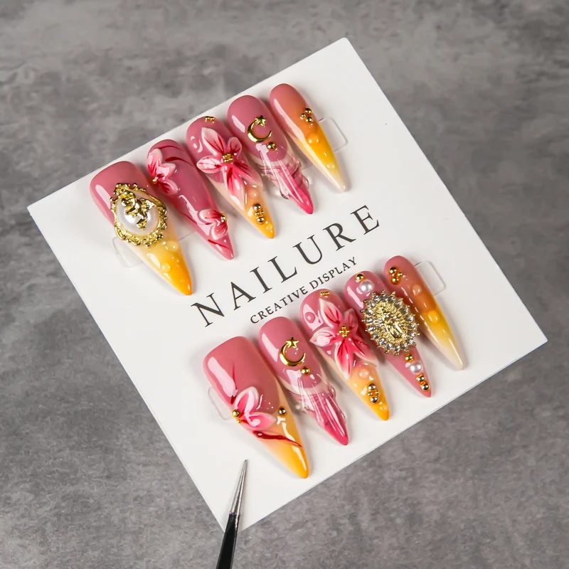 Künstlerisches Stiletto Press-On Nail Set mit floralen und Juwel-Akzenten
