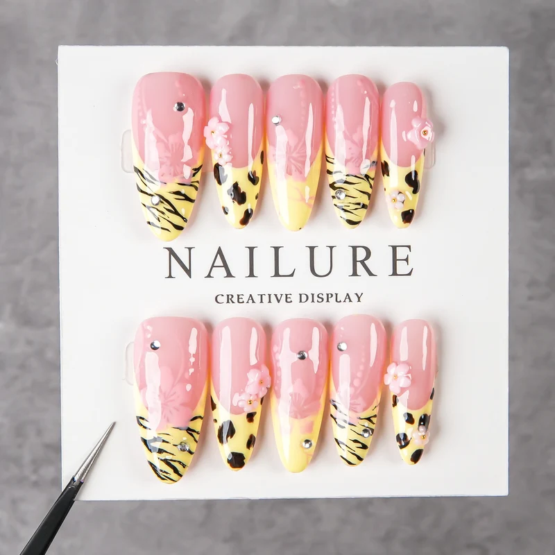 Künstlerisches Stiletto Press-On Nail Set mit floralen und tierischen Druckakzenten