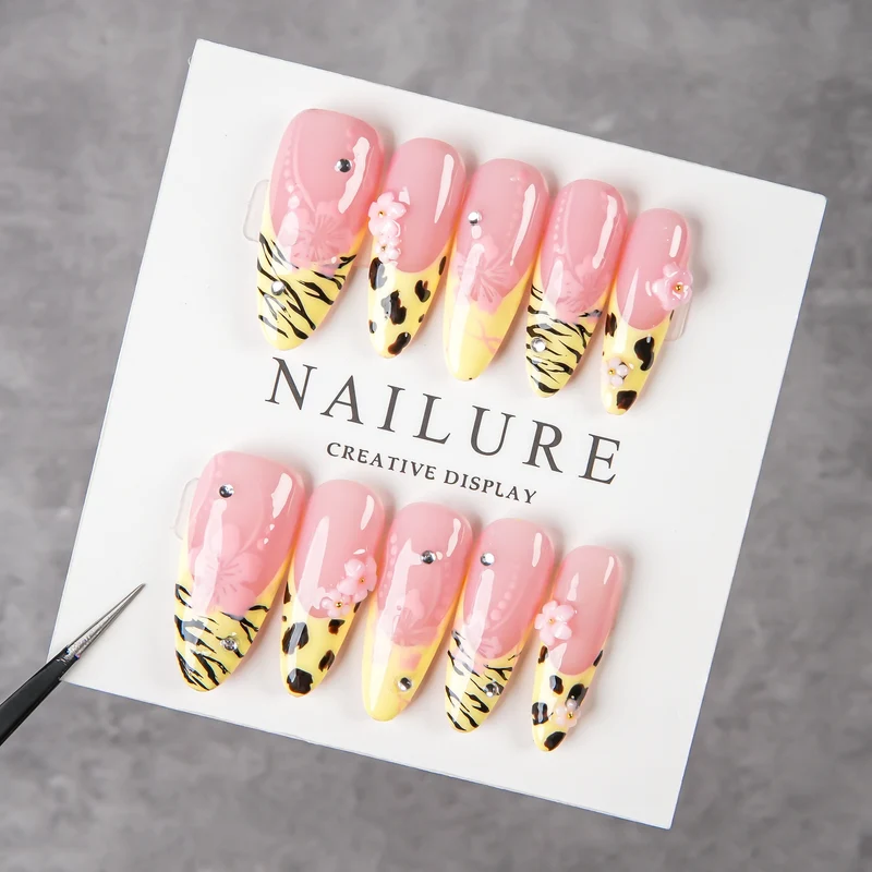 Künstlerisches Stiletto Press-On Nail Set mit floralen und tierischen Druckakzenten