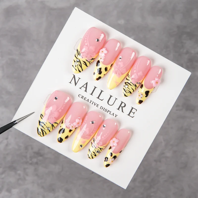 Künstlerisches Stiletto Press-On Nail Set mit floralen und tierischen Druckakzenten