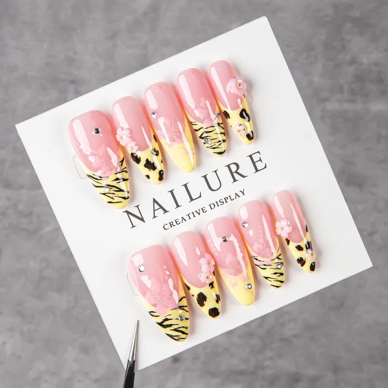 Künstlerisches Stiletto Press-On Nail Set mit floralen und tierischen Druckakzenten