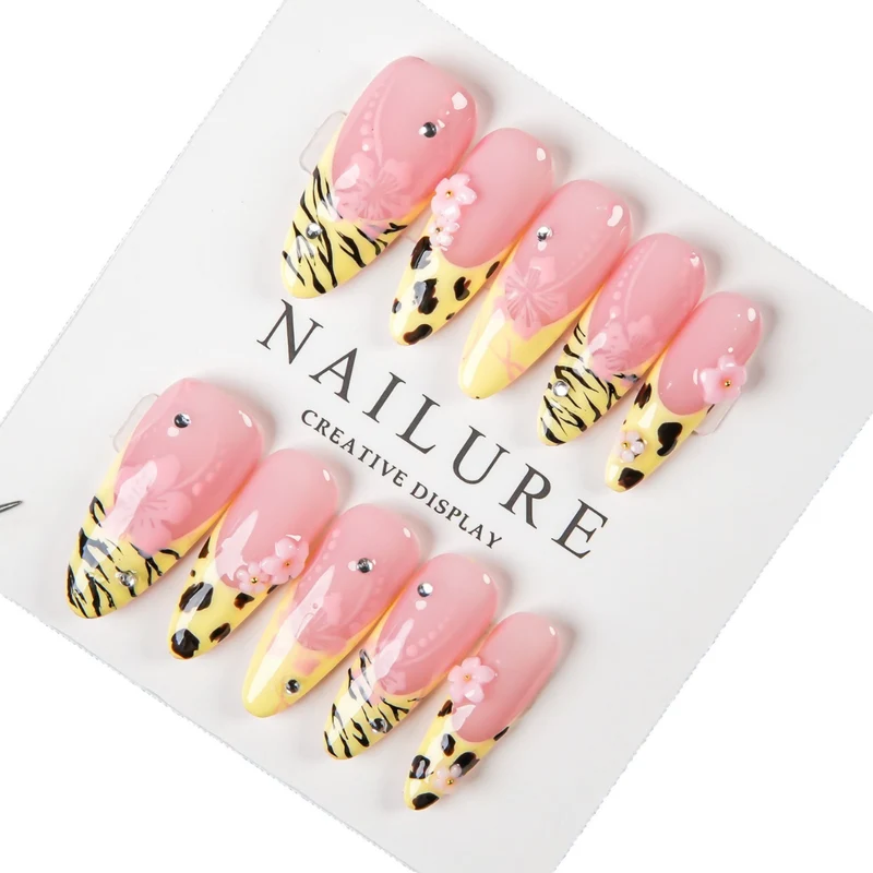 Künstlerisches Stiletto Press-On Nail Set mit floralen und tierischen Druckakzenten