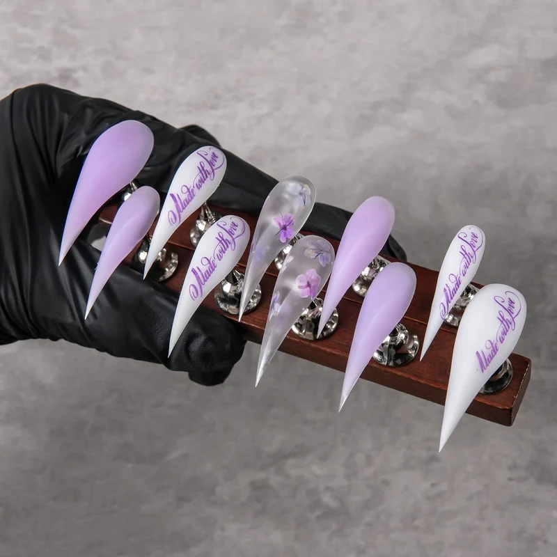 Künstlerisches Stiletto Press-On Nagelset mit floralem Akzent