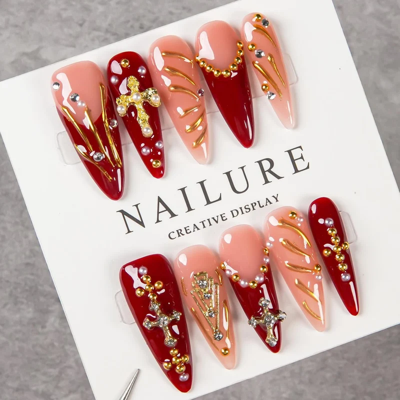 Künstlerisches Stiletto Press-On Nagelset mit dekorativen Schmuckakzenten