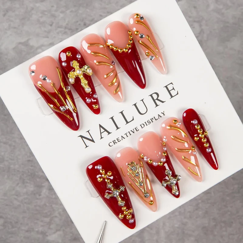 Künstlerisches Stiletto Press-On Nagelset mit dekorativen Schmuckakzenten