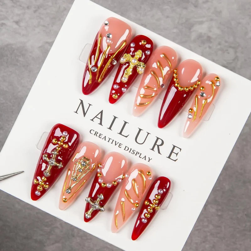 Künstlerisches Stiletto Press-On Nagelset mit dekorativen Schmuckakzenten