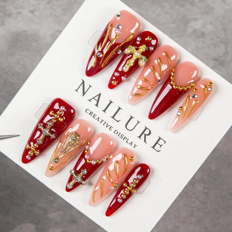 Künstlerisches Stiletto Press-On Nagelset mit dekorativen Schmuckakzenten