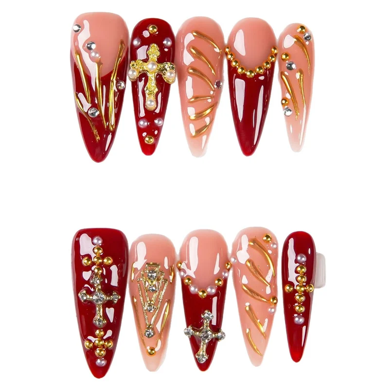 Künstlerisches Stiletto Press-On Nagelset mit dekorativen Schmuckakzenten