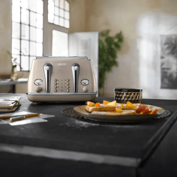 DeLonghi Icona Metallics 1800W 4 Slice Toaster - Beige | CTOT4003.BG