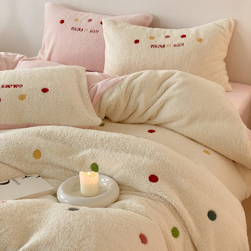 Kuschelige Teddyfleece-Bettgarnitur mit bunten Pünktchen und extra-weicher Oberfläche