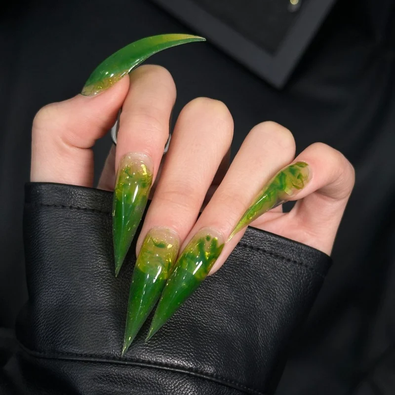 Künstlerische Stiletto Press-On Nagelverzierungen mit einzigartigen grünen Farbtönen