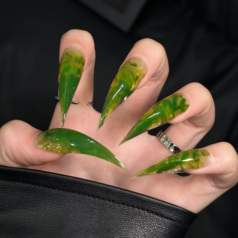 Künstlerische Stiletto Press-On Nagelverzierungen mit einzigartigen grünen Farbtönen