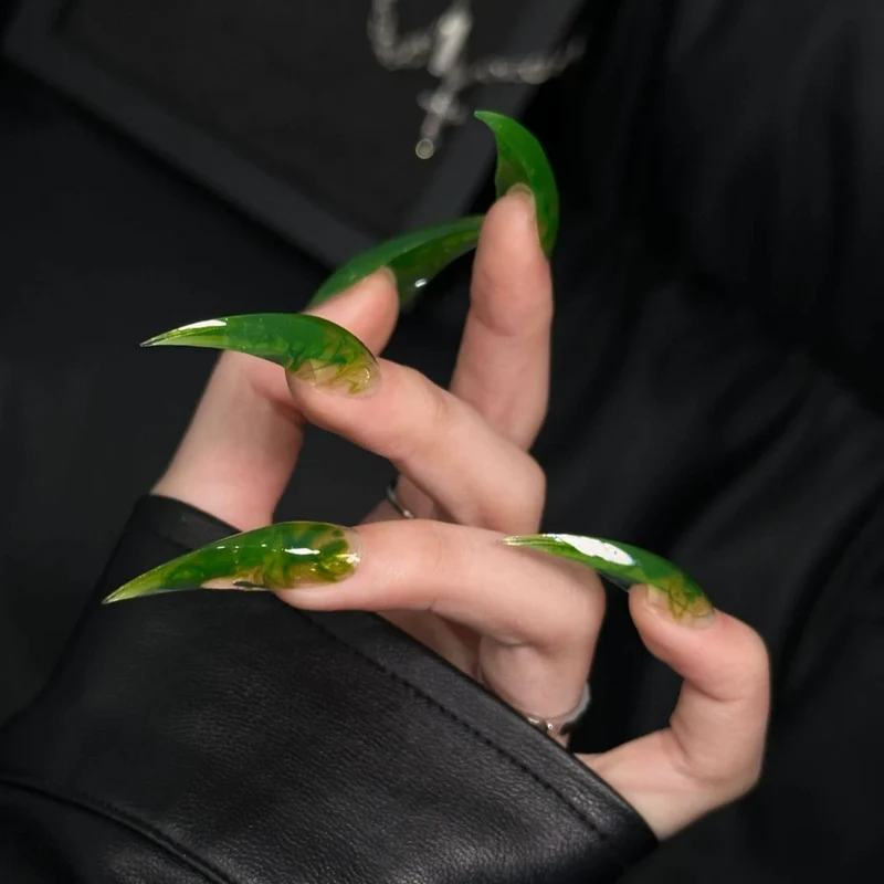 Künstlerische Stiletto Press-On Nagelverzierungen mit einzigartigen grünen Farbtönen
