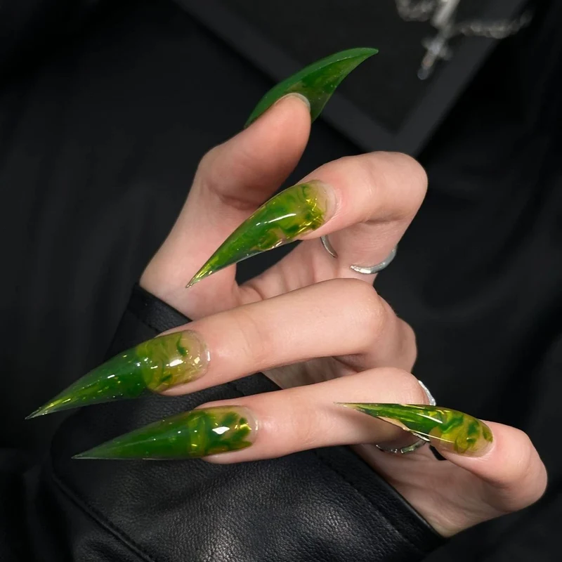 Künstlerische Stiletto Press-On Nagelverzierungen mit einzigartigen grünen Farbtönen