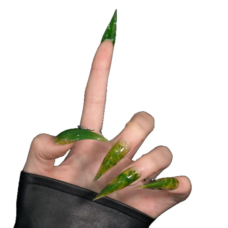 Künstlerische Stiletto Press-On Nagelverzierungen mit einzigartigen grünen Farbtönen