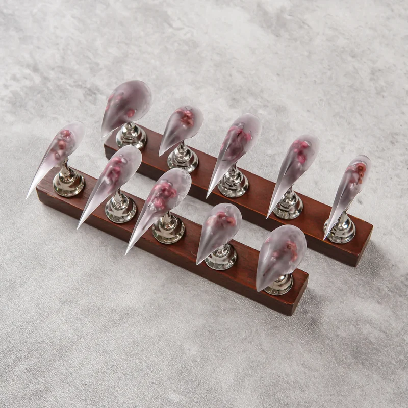 Künstlerische Stiletto Press-On-Nagelerweiterungen mit floralen Design