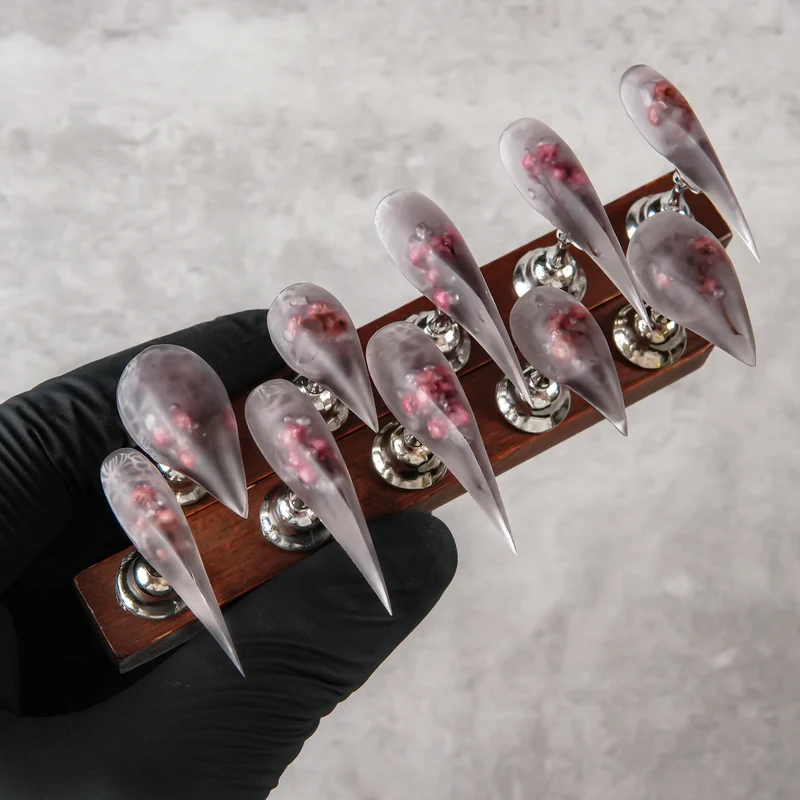 Künstlerische Stiletto Press-On-Nagelerweiterungen mit floralen Design