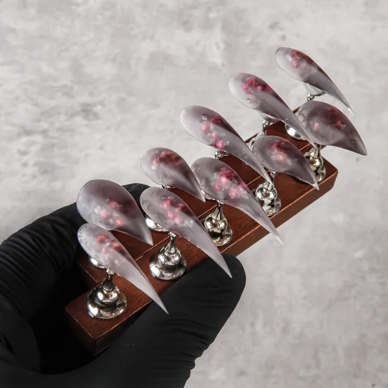 Künstlerische Stiletto Press-On-Nagelerweiterungen mit floralen Design