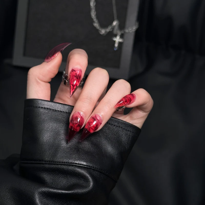 Künstlerische Stiletto Press-On Nagelverzierungen