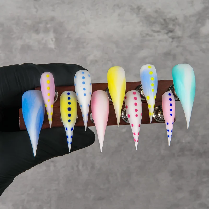 Künstlerisches Stiletto Press-On Nageldesign Set