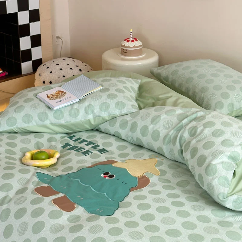 Kindgerechte Bettwäsche-Garnitur mit gesticktem Hasenmotiv und punktgewebter Struktur