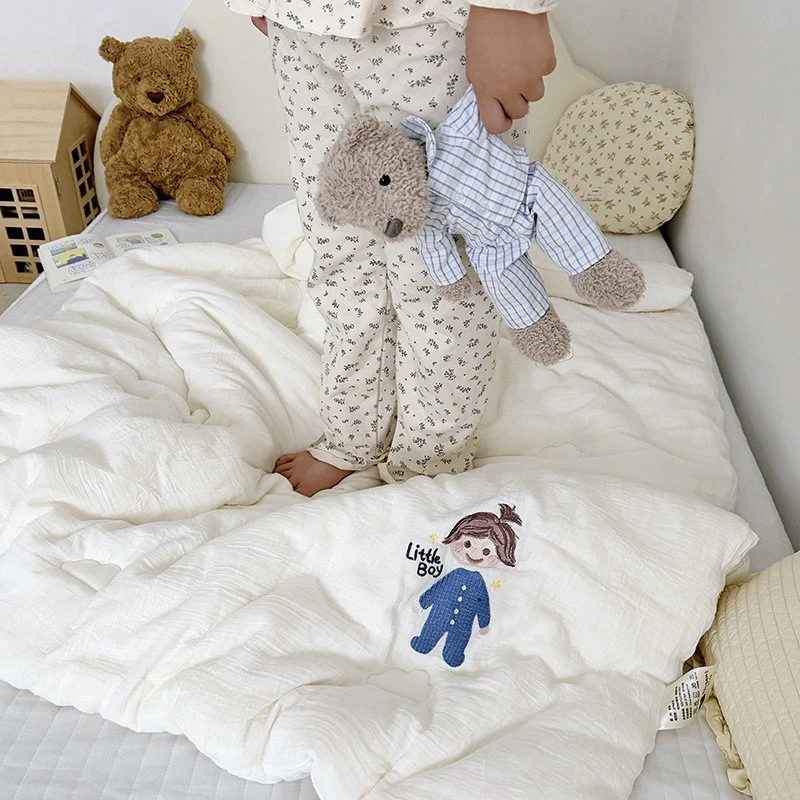Kinder-Steppdecke aus Baumwoll-Musselin mit gesticktem Puppenmotiv