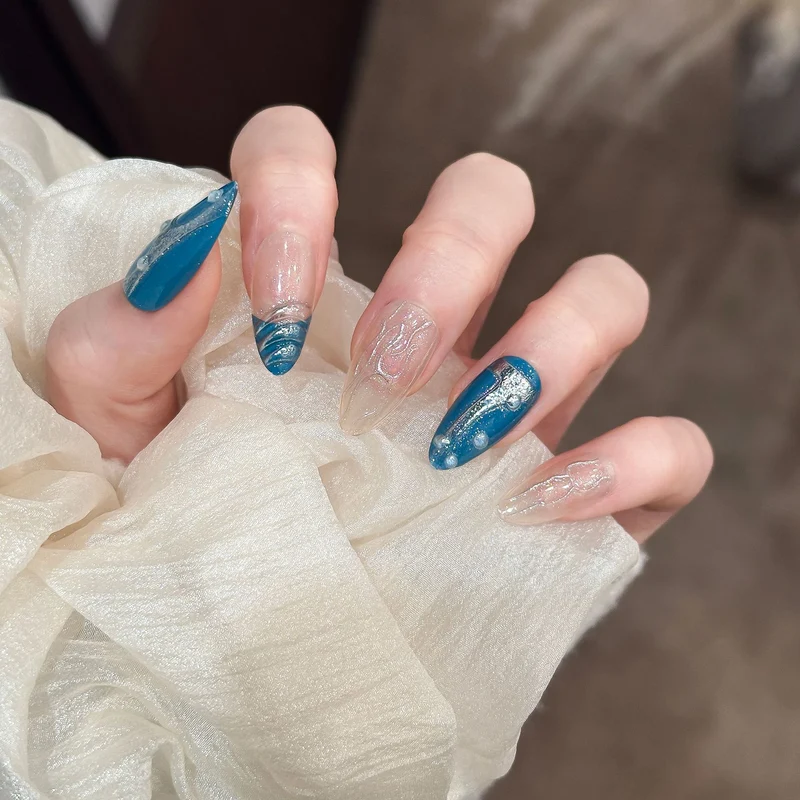 Künstlerische Metallic Press-On Nails