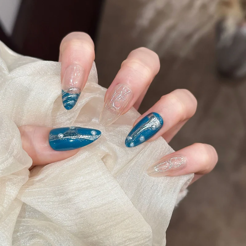 Künstlerische Metallic Press-On Nails